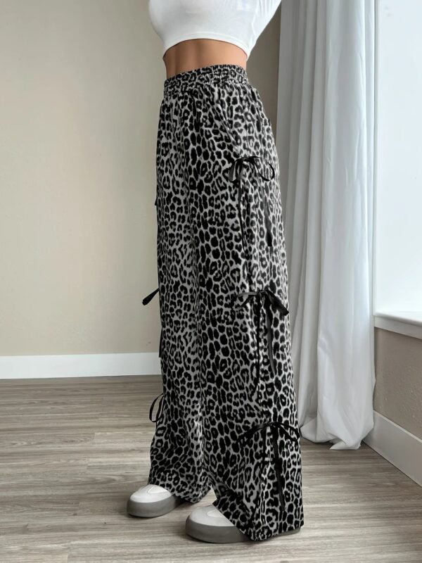 Ayana - Pantalon à jambes larges avec imprimé léopard et nœud sur le côté – Image 5