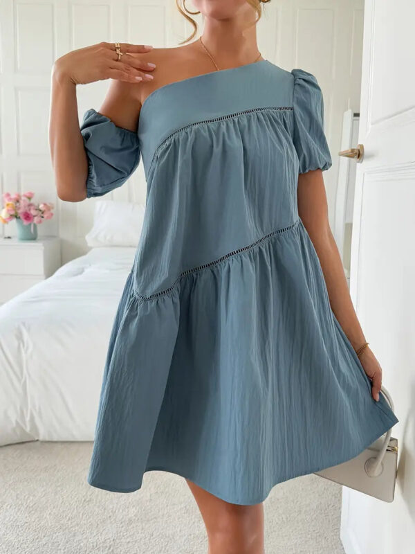 Cressida - Robe élégante asymétrique à volants et manches courtes pour femme – Image 2