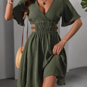 Loretta - Robe à manches papillon et découpe à la taille