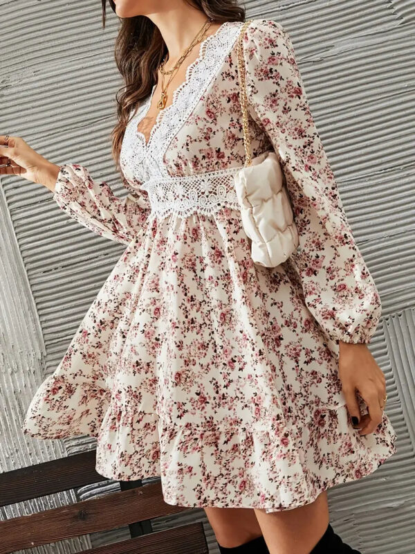 Carol - Robe à col en V avec bordure en dentelle et motif floral – Image 5