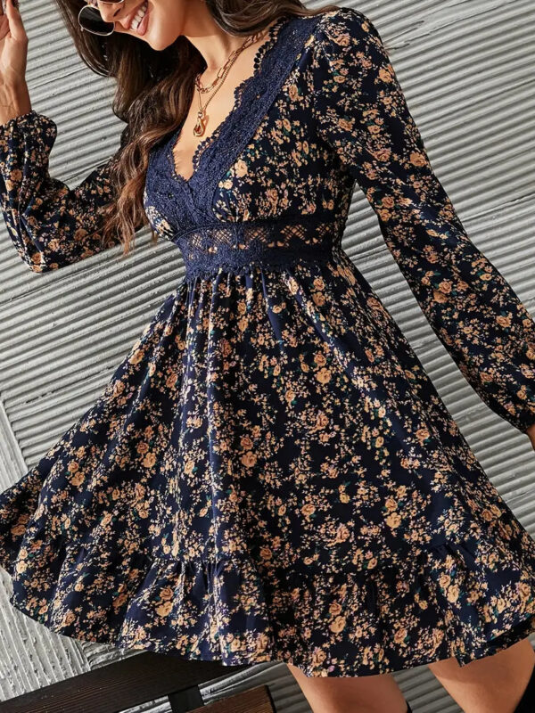Carol - Robe à col en V avec bordure en dentelle et motif floral – Image 2