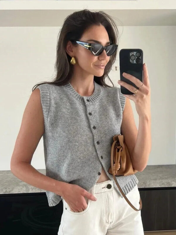 Laverne - Top en maille sans manches avec patte de boutonnage – Image 2