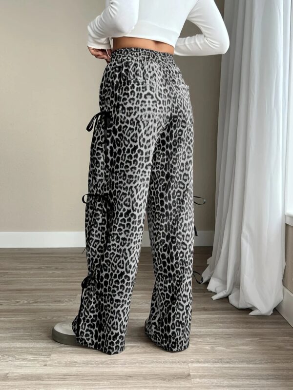Ayana - Pantalon à jambes larges avec imprimé léopard et nœud sur le côté – Image 6