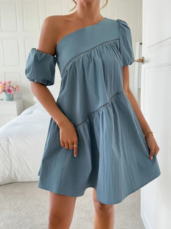 Cressida - Robe élégante asymétrique à volants et manches courtes pour femme – Image 3
