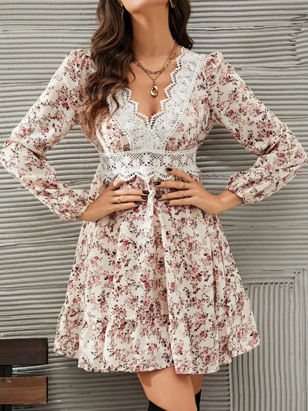 Carol - Robe à col en V avec bordure en dentelle et motif floral – Image 4