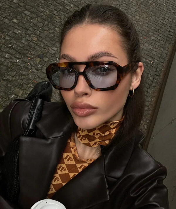 Hazel - Lunettes de soleil aviateur carrées pour femmes – Image 4