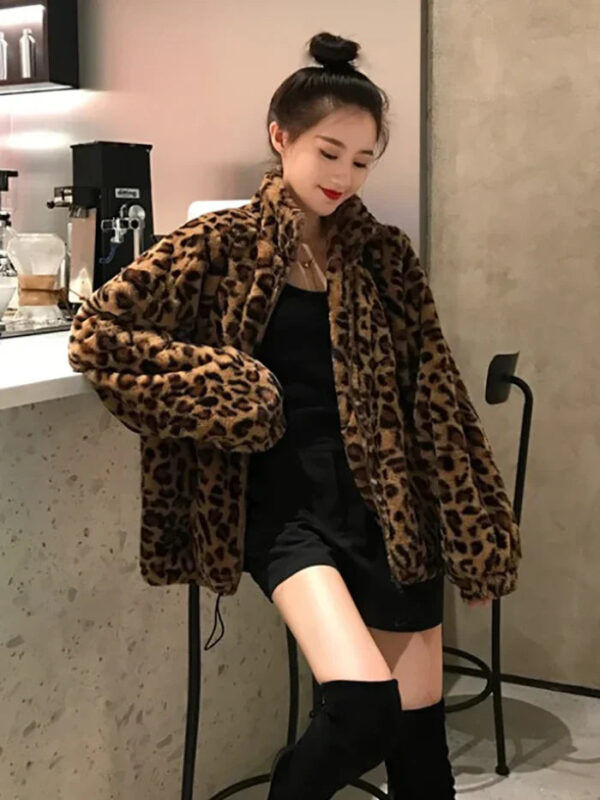 Muriel - Veste duveteuse à imprimé léopard pour femmes – Image 2