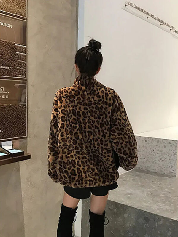 Muriel - Veste duveteuse à imprimé léopard pour femmes – Image 3