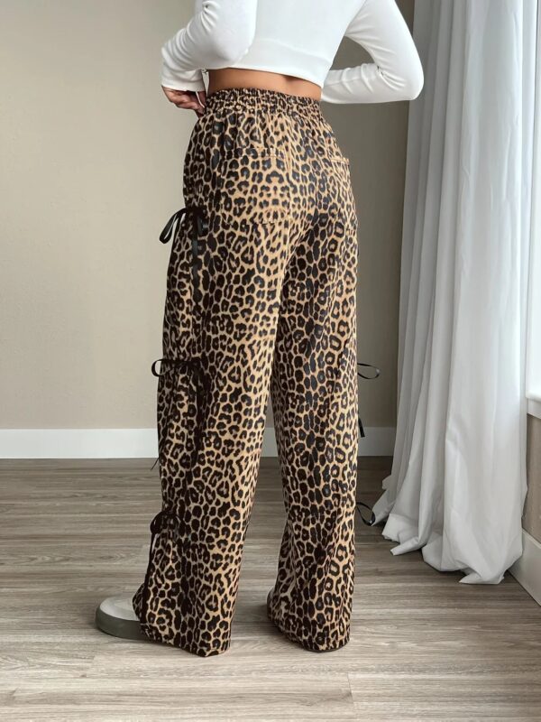 Ayana - Pantalon à jambes larges avec imprimé léopard et nœud sur le côté – Image 3