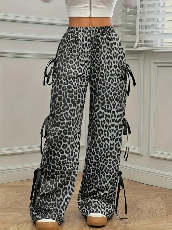 Ayana - Pantalon à jambes larges avec imprimé léopard et nœud sur le côté – Image 4