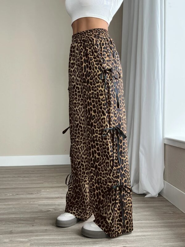 Ayana - Pantalon à jambes larges avec imprimé léopard et nœud sur le côté – Image 2