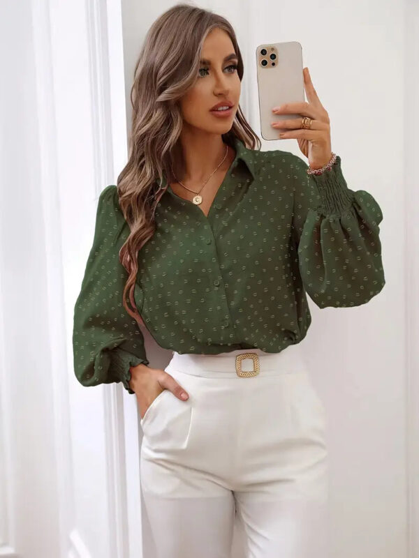 Evelina - Chemisier plissé élégant à pois suisses et manches lanternes – Image 2
