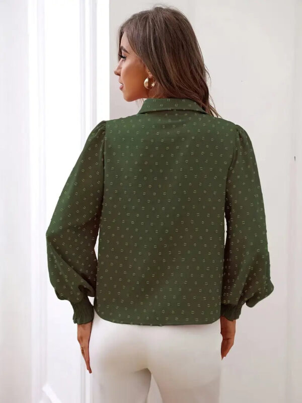 Evelina - Chemisier plissé élégant à pois suisses et manches lanternes – Image 3