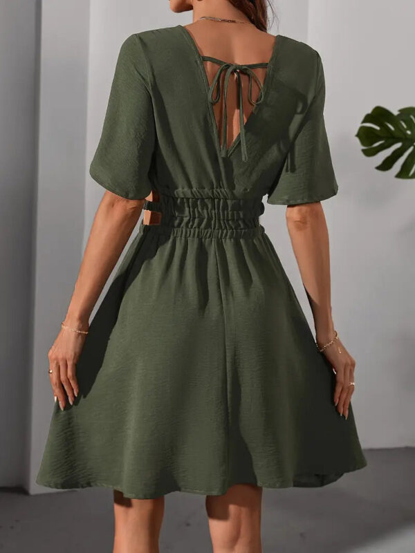 Loretta - Robe à manches papillon et découpe à la taille – Image 6
